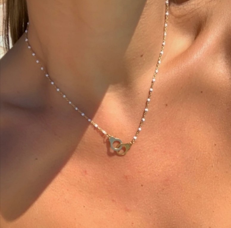 Coller menottes perles blanches
