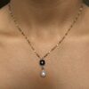 Collier pendentif noir & goutte blanche