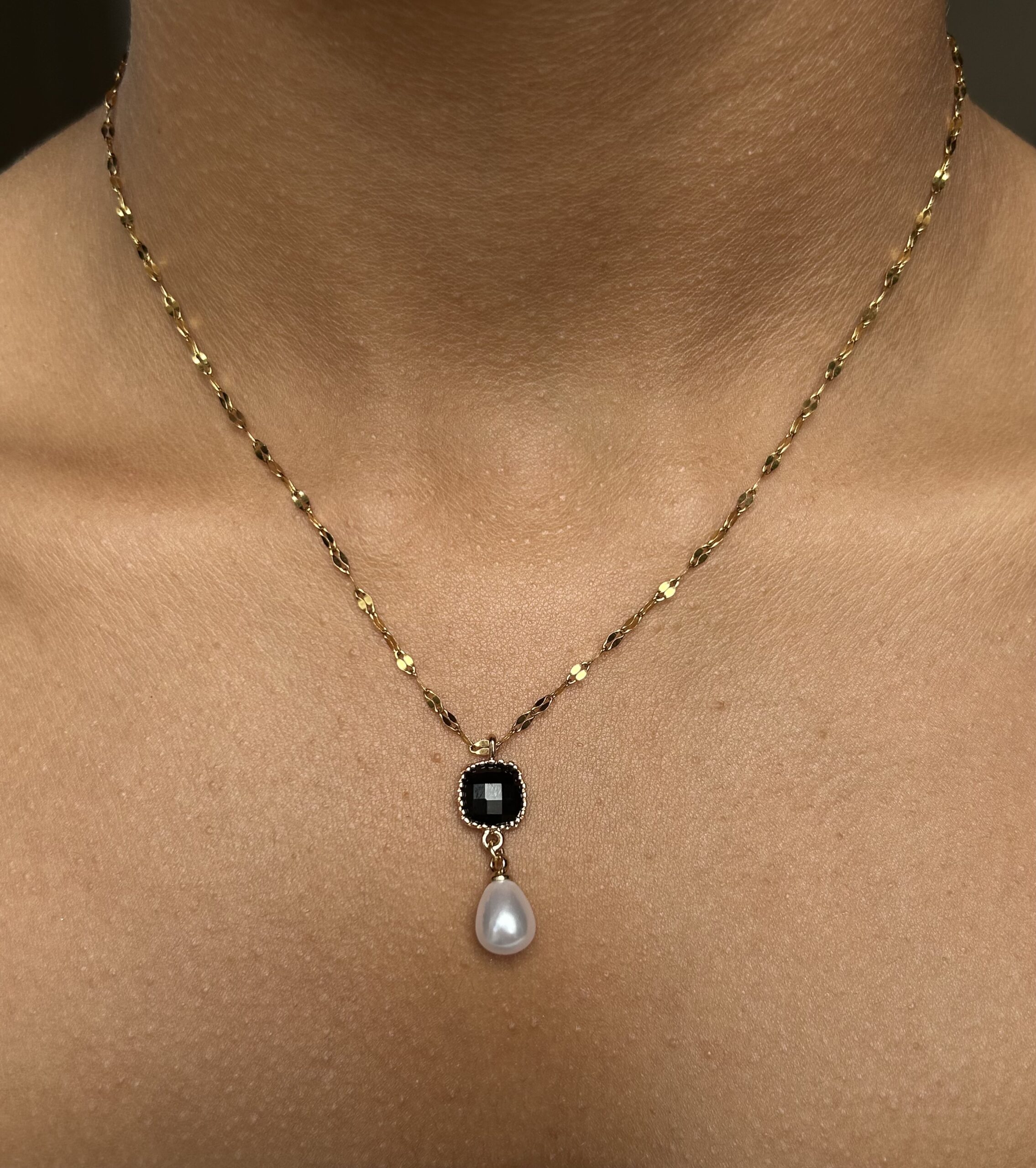 Collier pendentif noir & goutte blanche