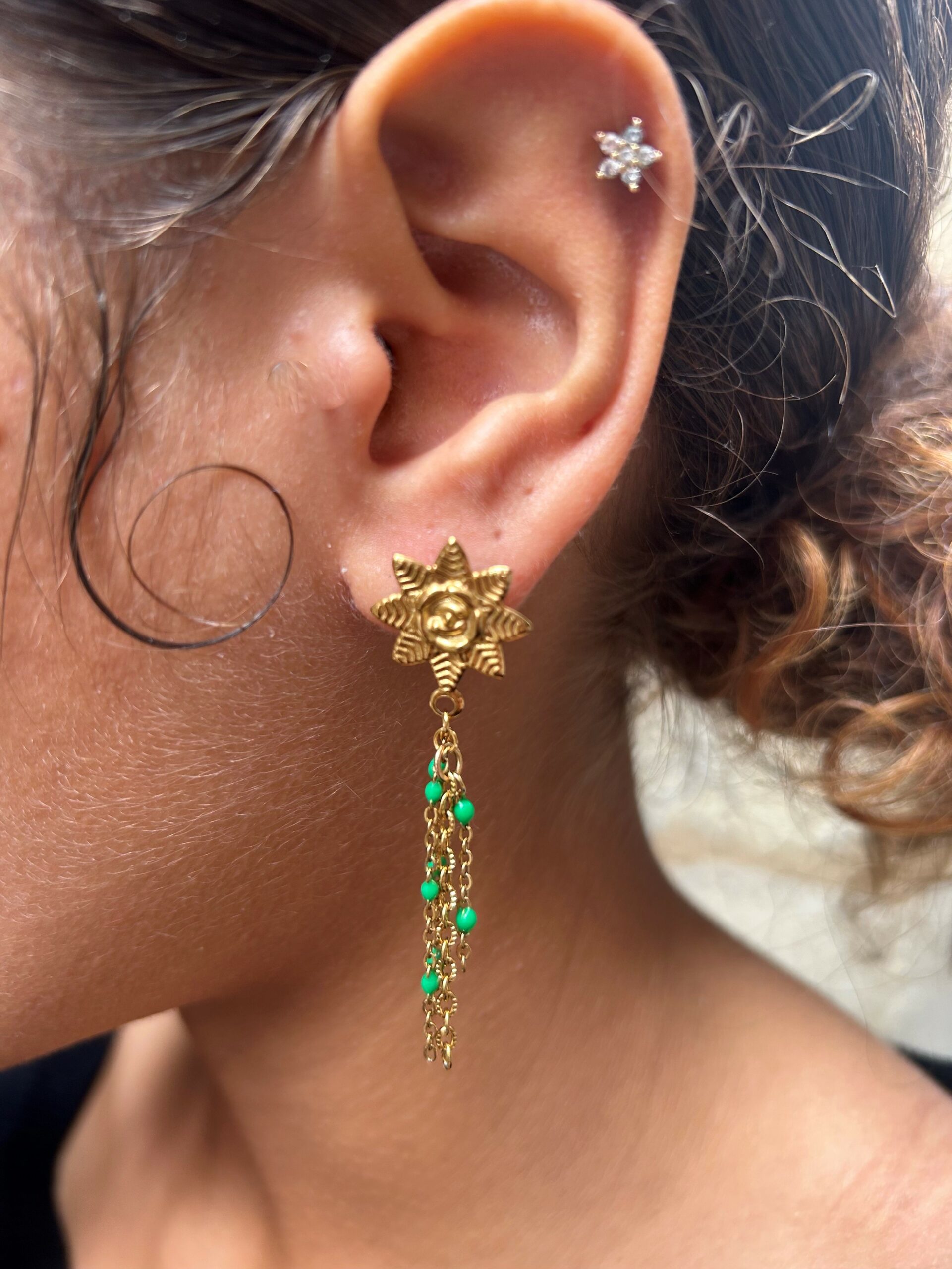 Boucles d'Oreilles Soleil avec Chaînes et Perles Vertes