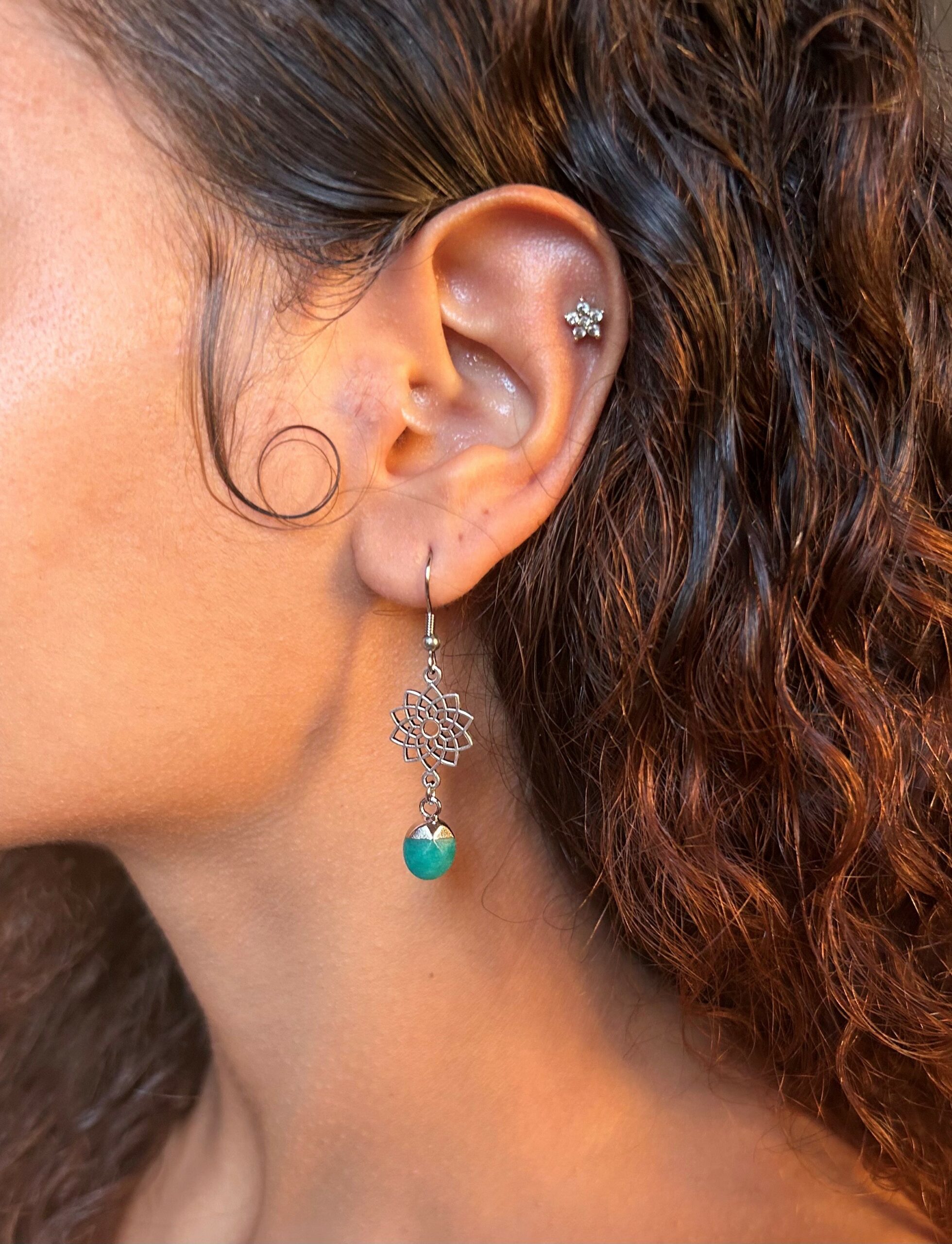 Boucles d'Oreilles Fleur avec Pierre Bleu Turquoise Argentées