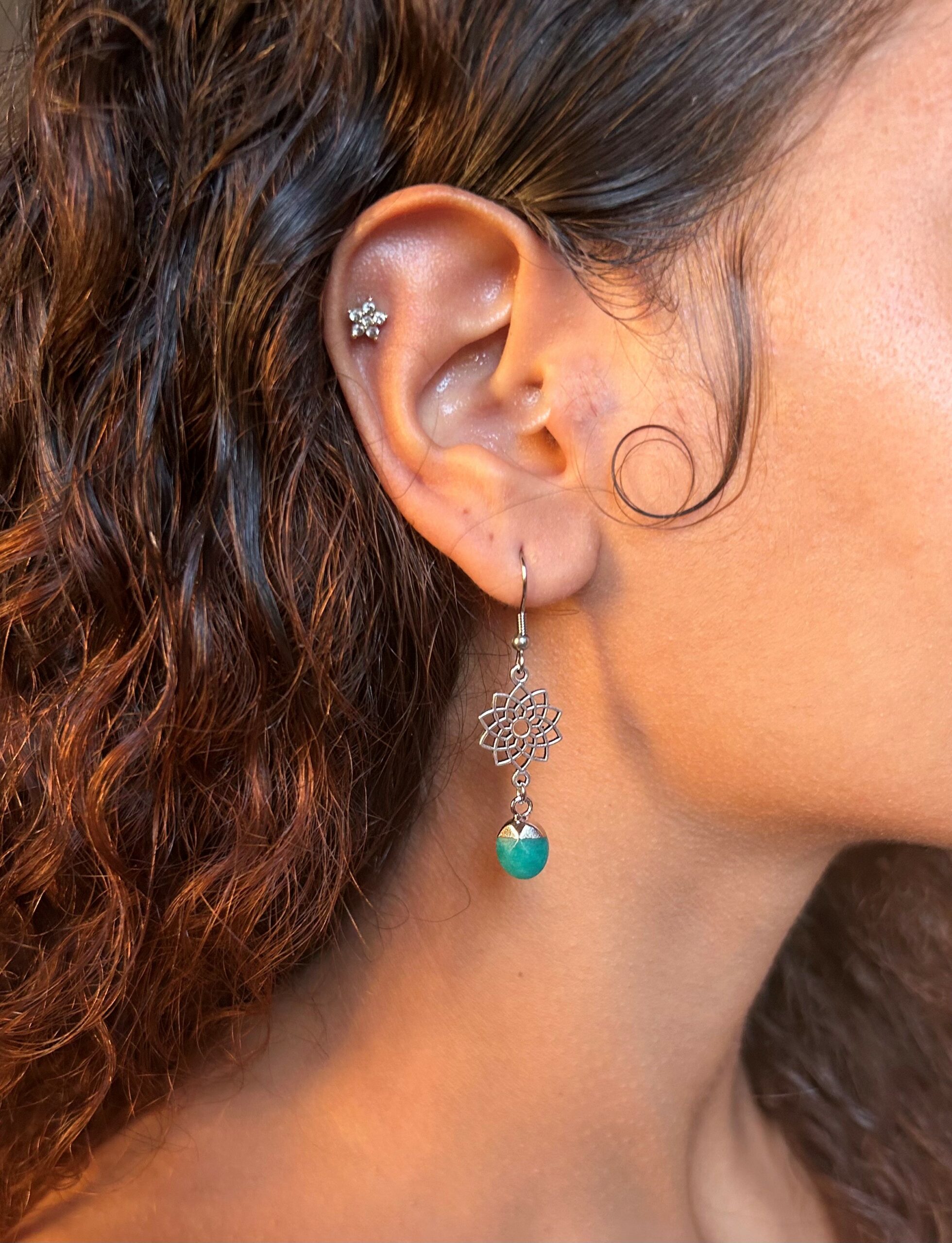 Boucles d'Oreilles Fleur avec Pierre Bleu Turquoise Argentées