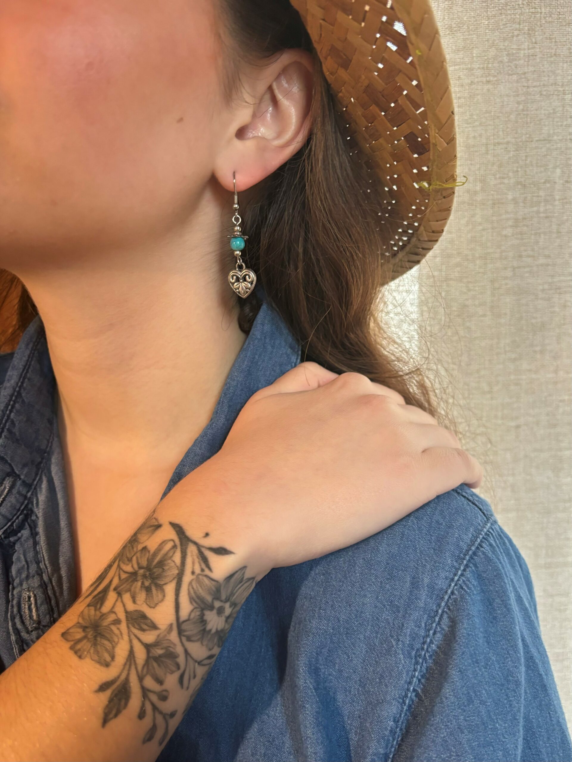 boucles d'oreilles pendantes cœur et perles bleu turquoise