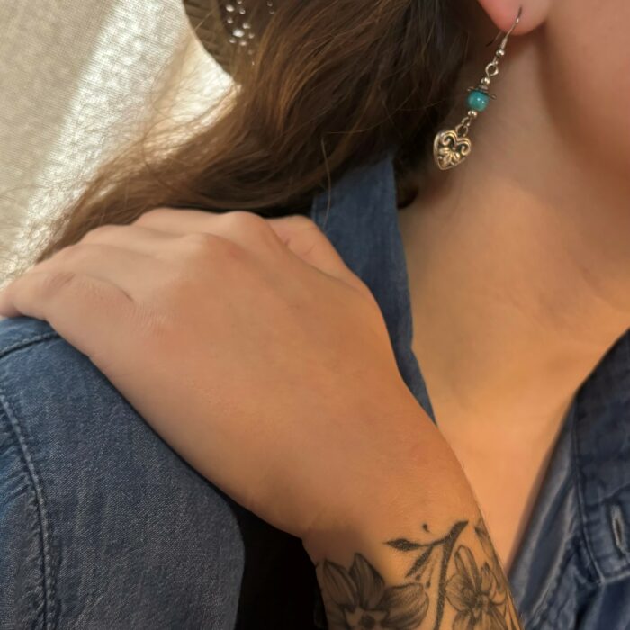 boucles d'oreilles pendantes coeur et perles bleu turquoise