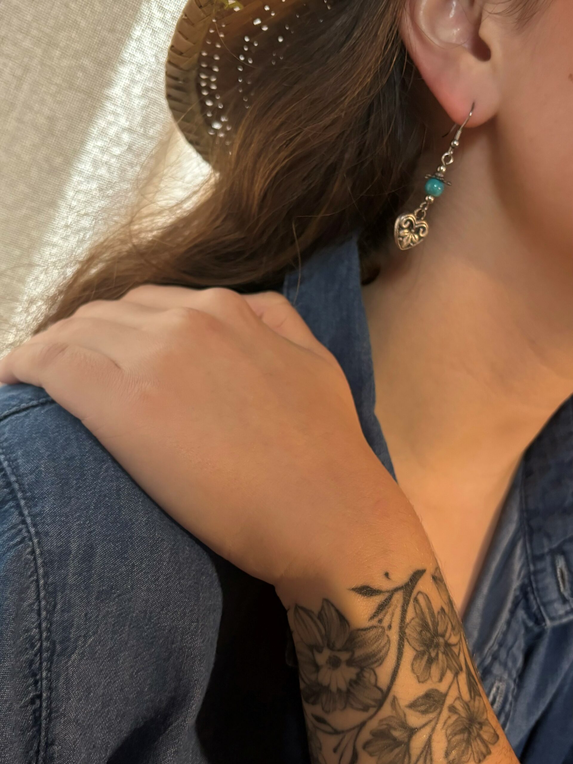 boucles d'oreilles pendantes coeur et perles bleu turquoise