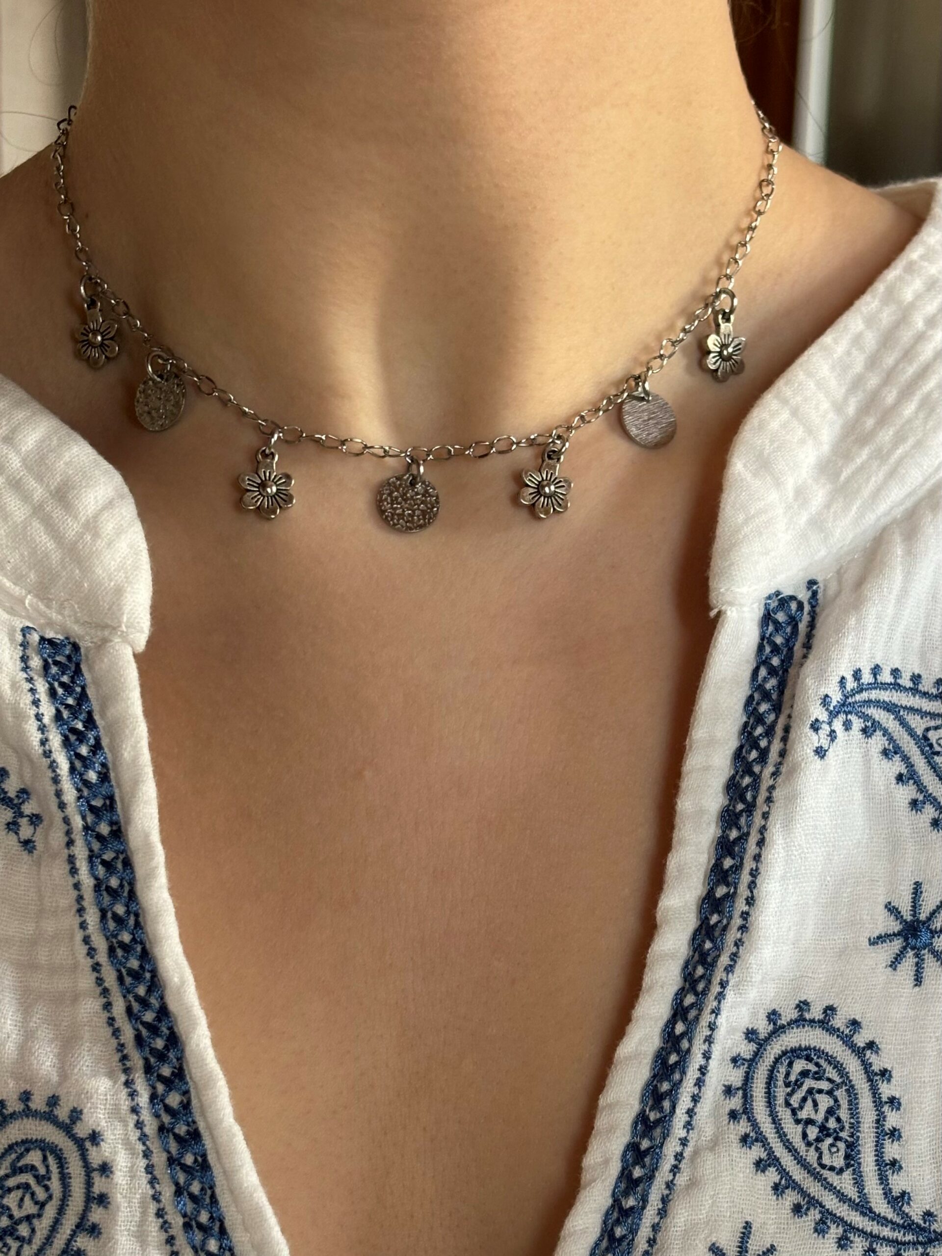 collier argenté breloques fleurs