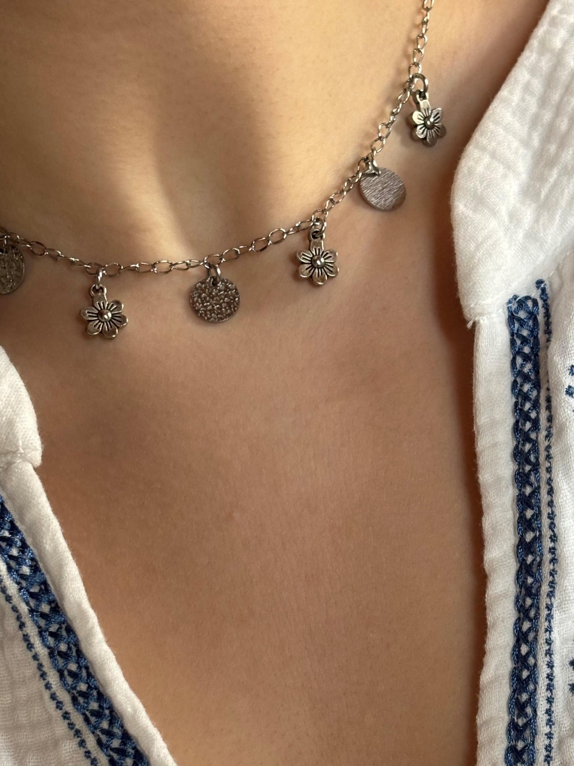 collier argenté breloques fleurs
