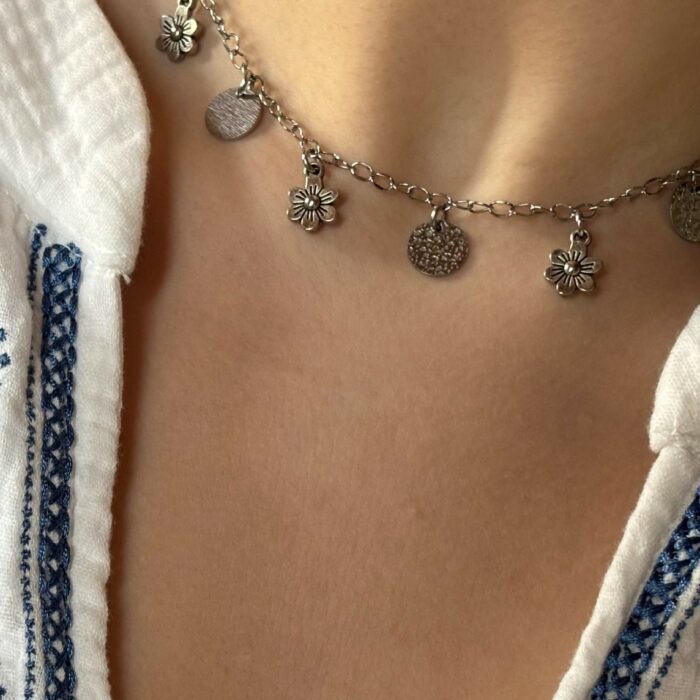 collier argenté breloques fleurs