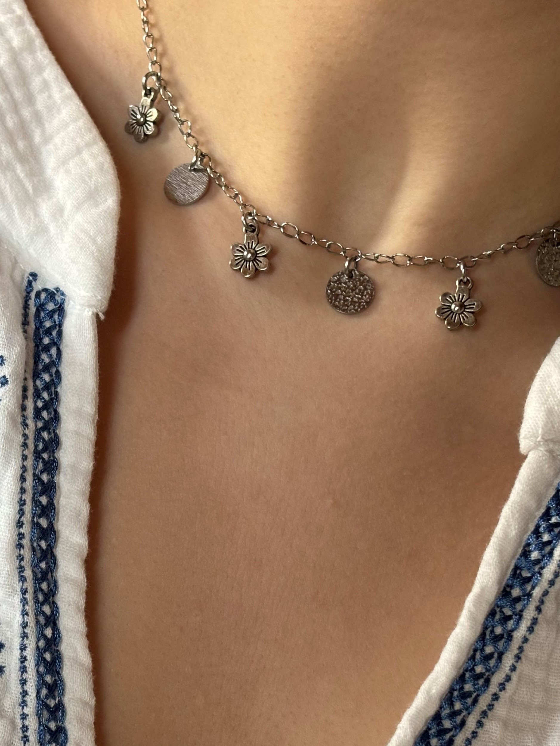collier argenté breloques fleurs