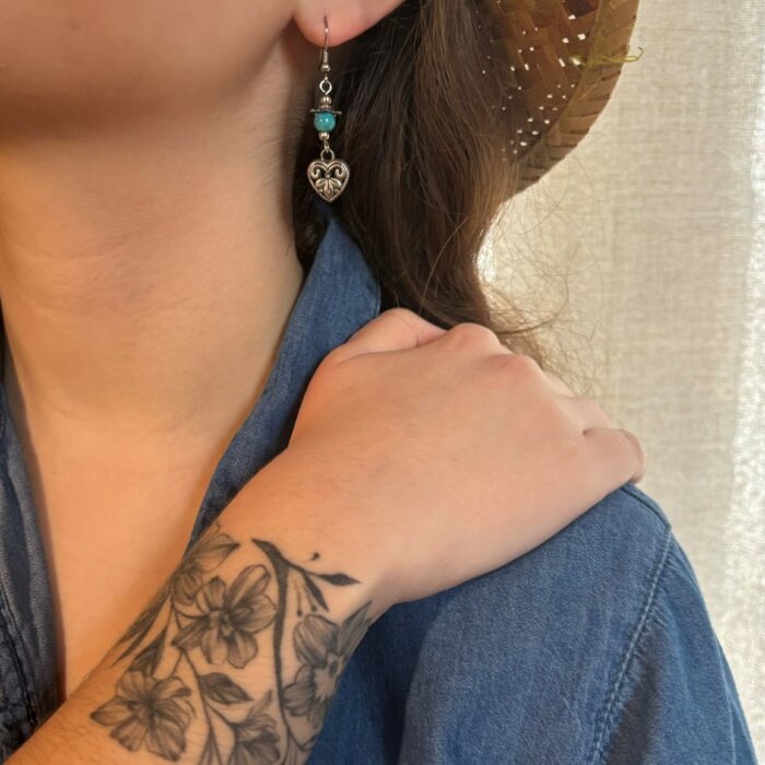 boucles d'oreilles pendantes coeur et perles bleu turquoise
