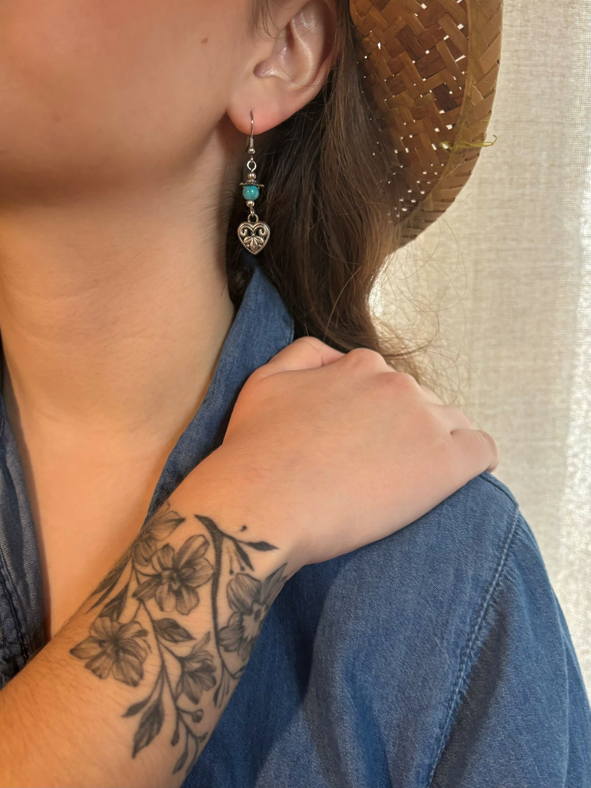 boucles d'oreilles pendantes coeur et perles bleu turquoise