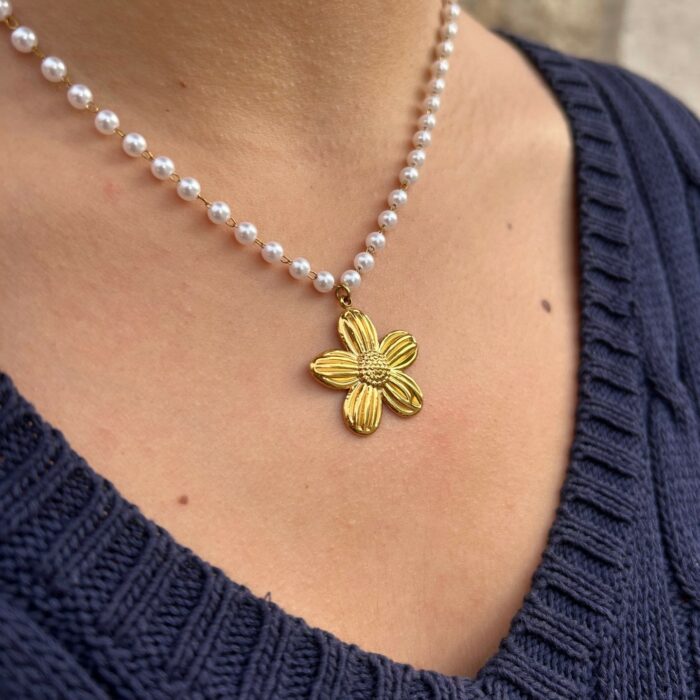 collier fleur perles blanches