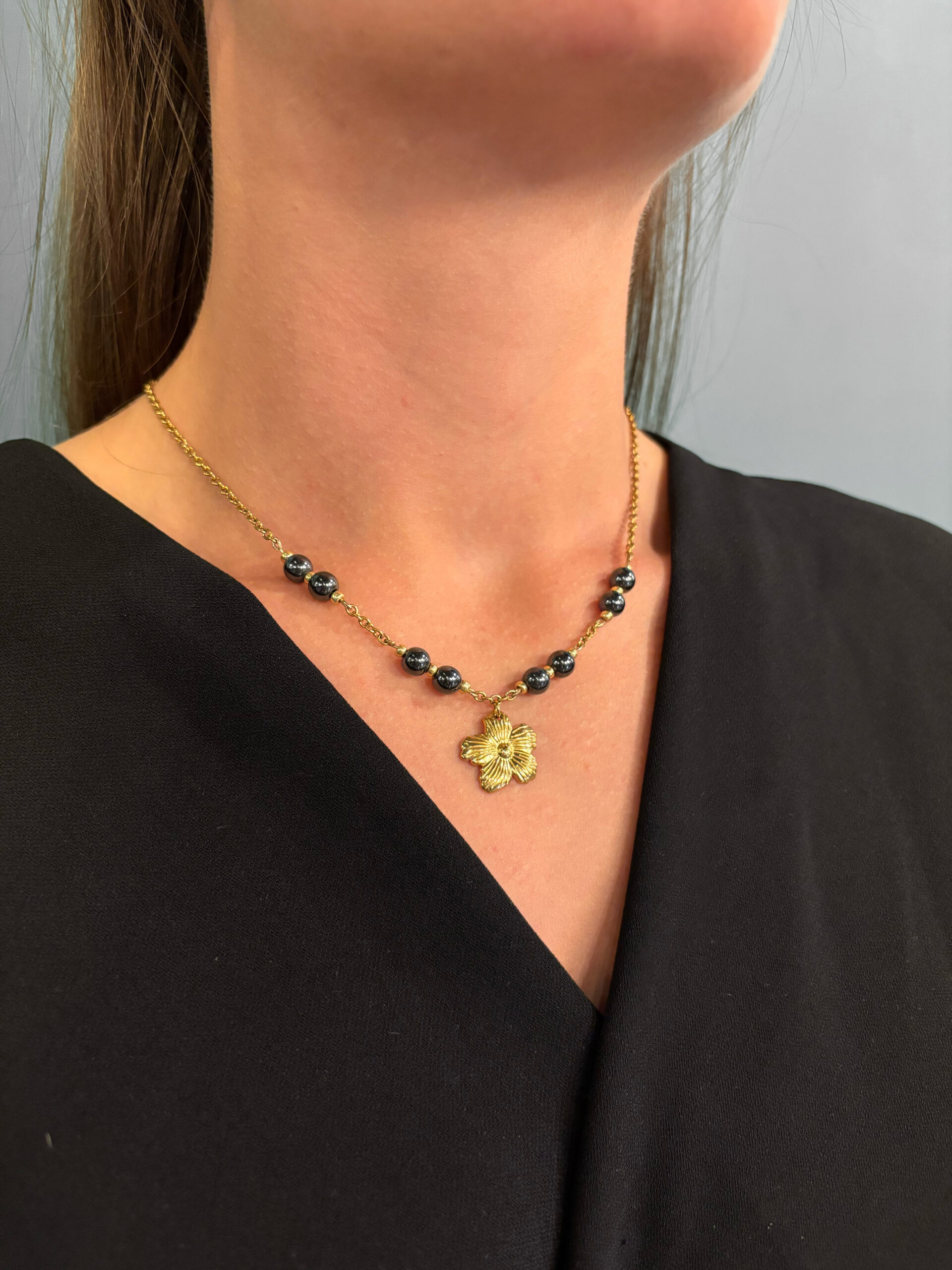 collier fleur pierre hématite
