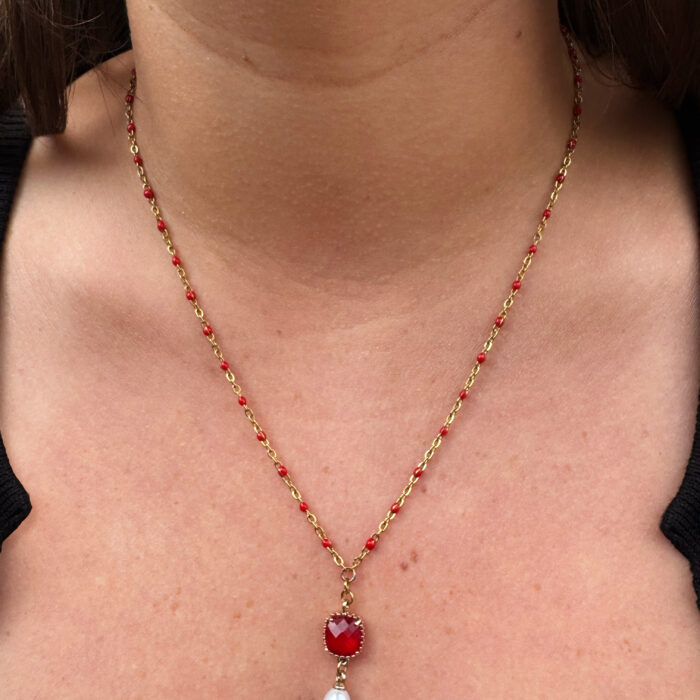 Collier perles rouges goutte blanche