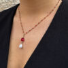 Collier perles rouges goutte blanche