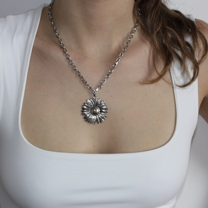 Collier fleur argentée