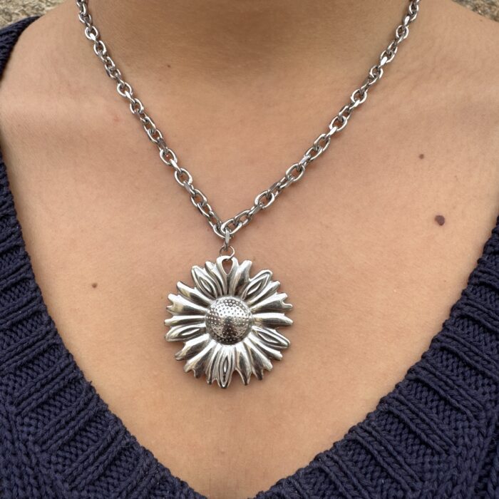 Collier Pendentif Fleur Argentée