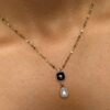Collier Doré avec Pendentif Noir et Perles Blanches