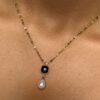 Collier Doré avec Pendentif Noir et Perles Blanches