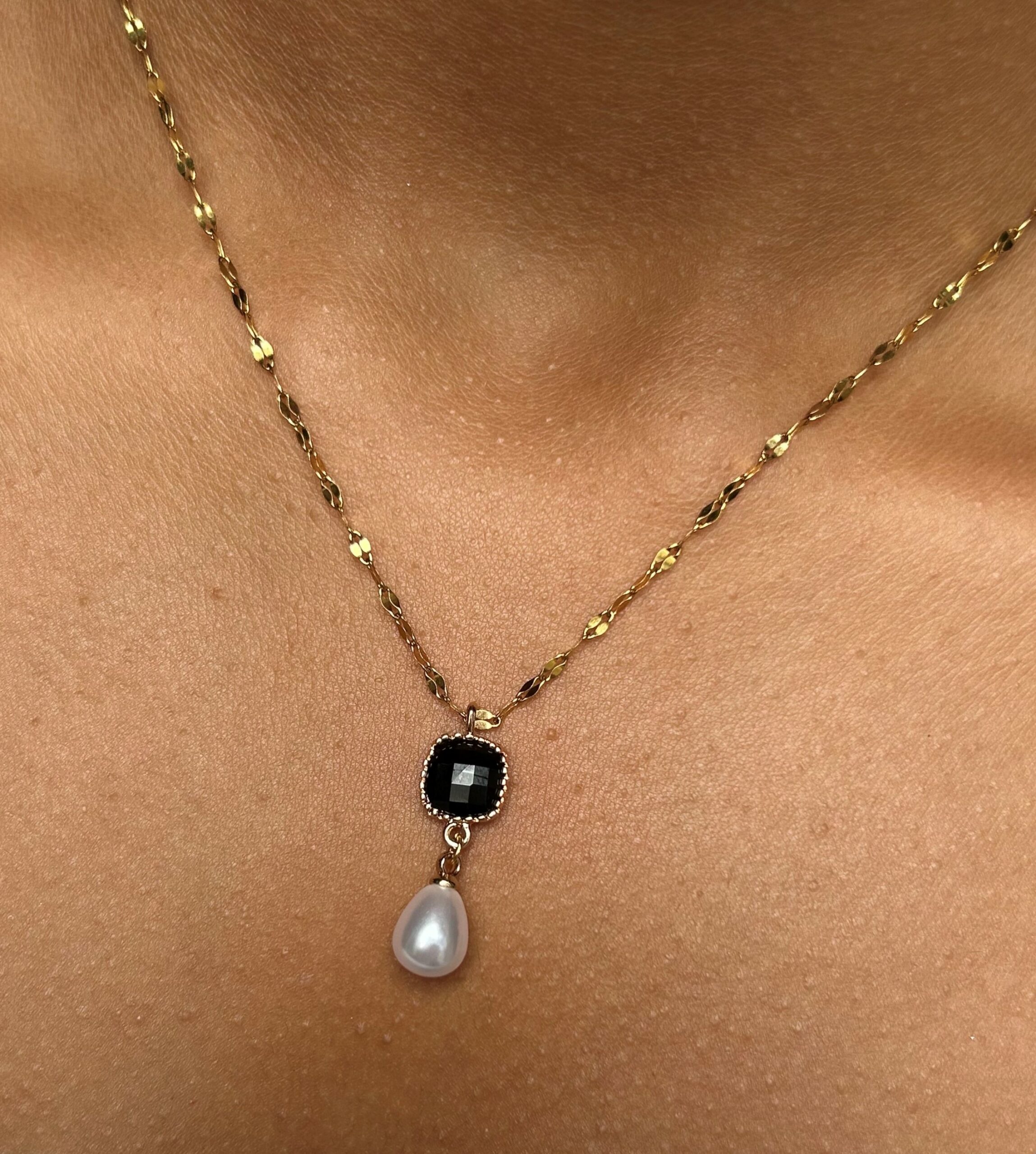 Collier Doré avec Pendentif Noir et Perles Blanches