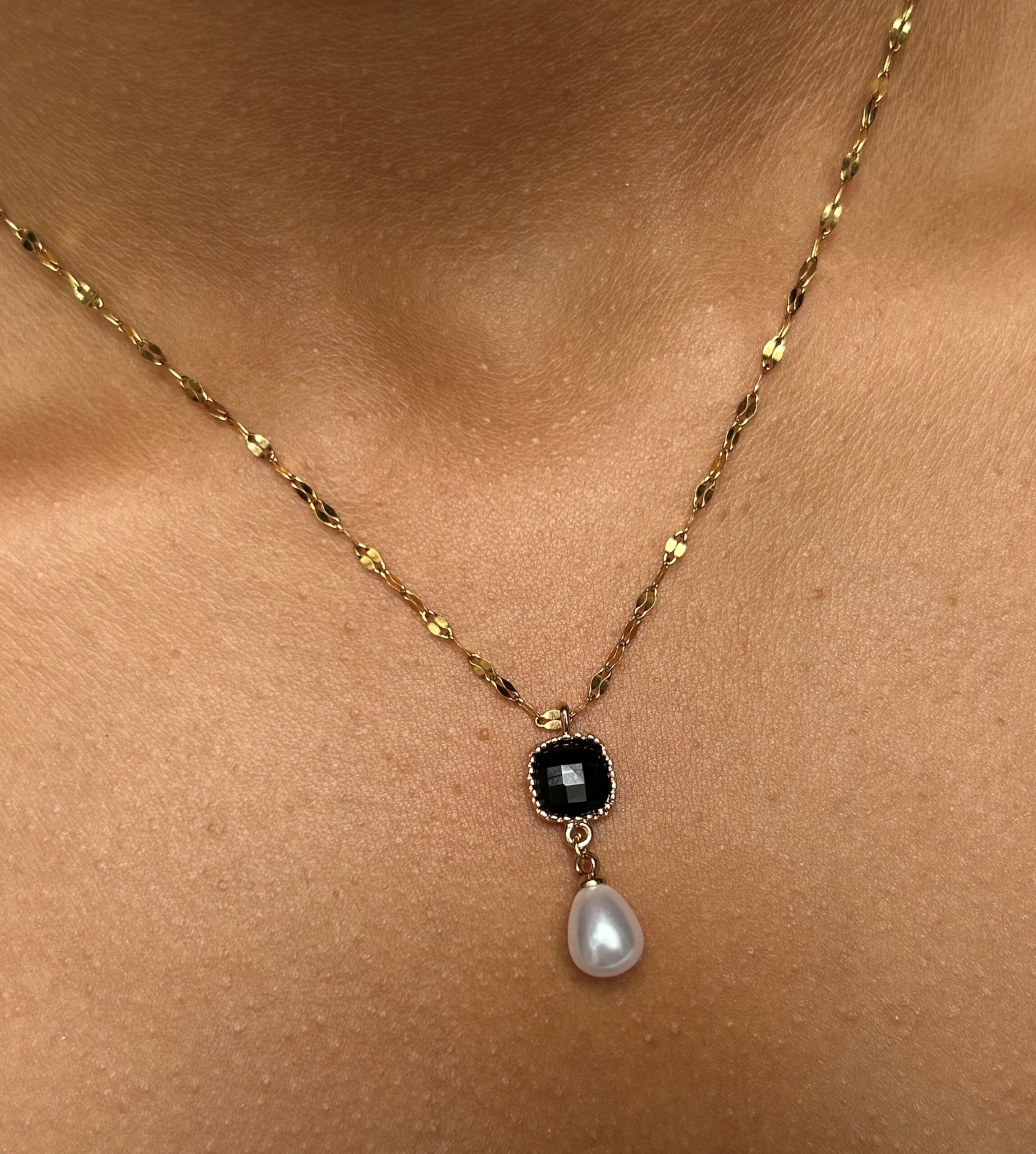 Collier Doré avec Pendentif Noir et Perles Blanches