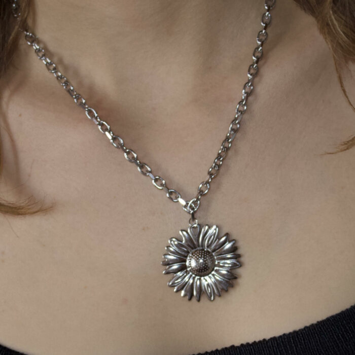 Collier fleur argentée